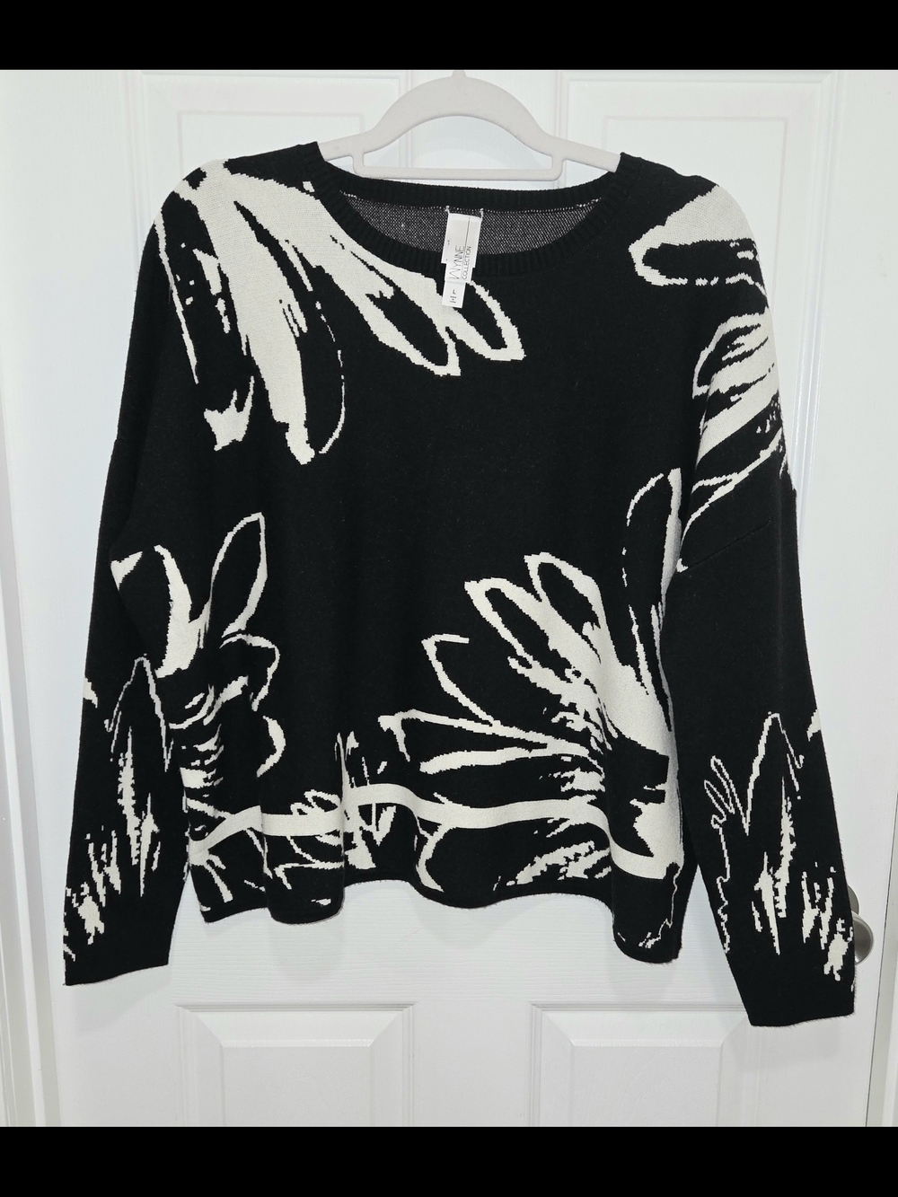 Wynne Collection Women's Abstract Floral Sweater Black/Creme Fraiche Sz Large.